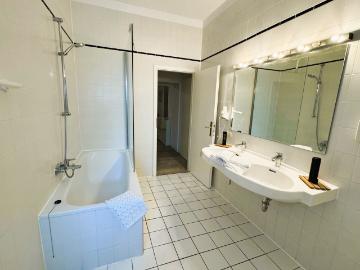 Basement flat 85 sqm Spacious living in the Westend for up to 4 guests