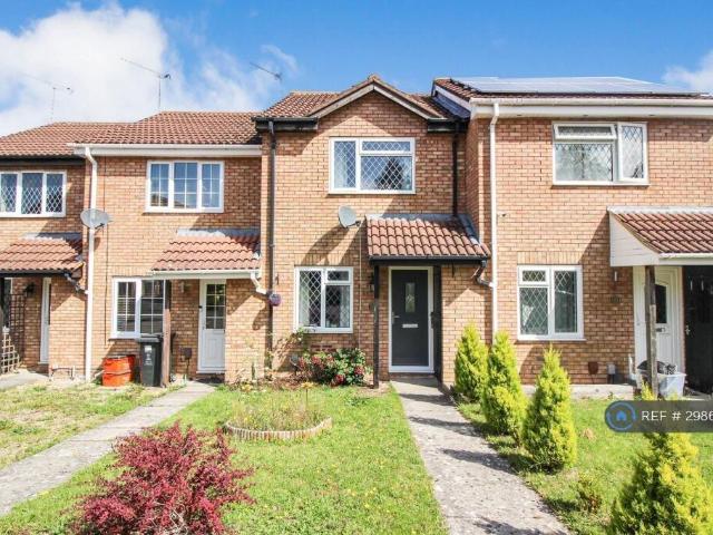 Basil Close, Swindon, SN2 2 bed terraced house to rent £1,250 pcm £288 pw