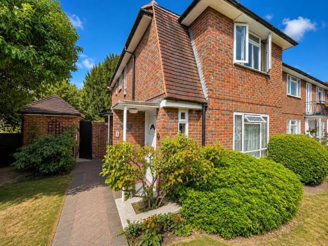 Basildon Close, Sutton 2 bed maisonette to rent £1,750 pcm £404 pw