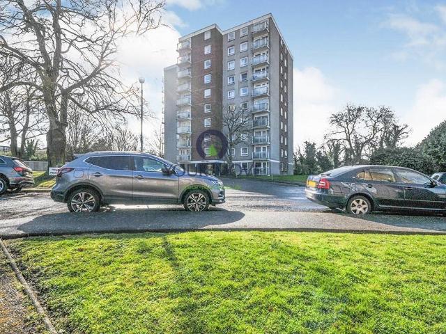Basinghall Gardens, Surrey SM2 2 bed flat to rent £1,650 pcm £381 pw