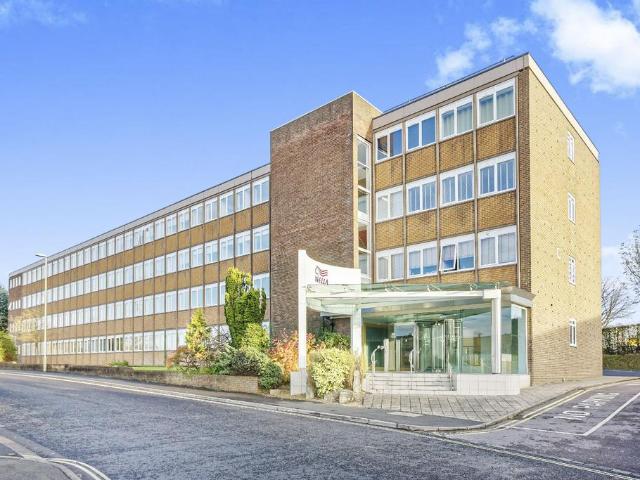 BASINGSTOKE, RG22 2 bed apartment to rent £1,275 pcm £294 pw