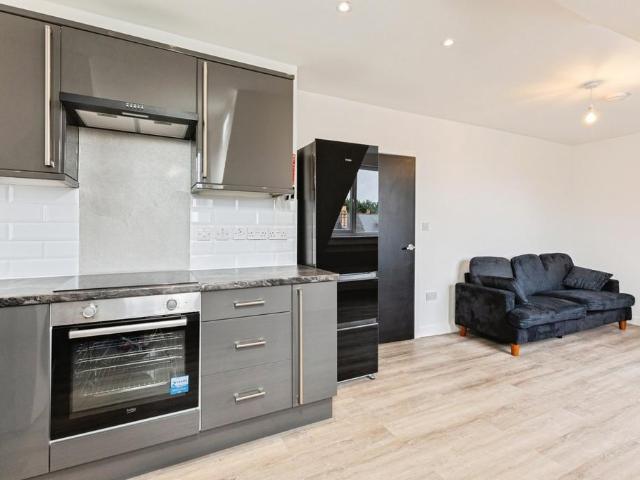 Basingstoke Road, Reading, Berkshire. 2 bed flat to rent £1,500 pcm £346 pw