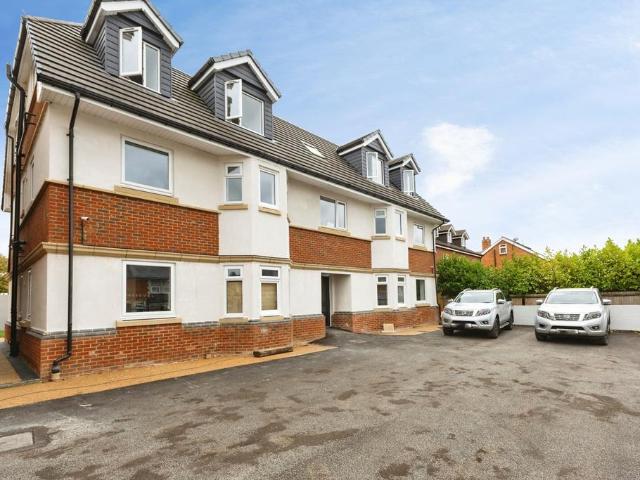 Basingstoke Road, Reading, Berkshire. 2 bed flat to rent £1,450 pcm £335 pw