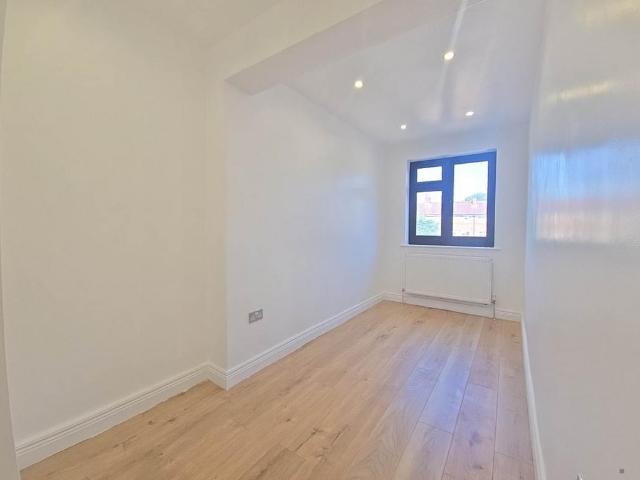 Basingstoke Road, Reading RG2 1 bed in a house share to rent £795 pcm £183 pw