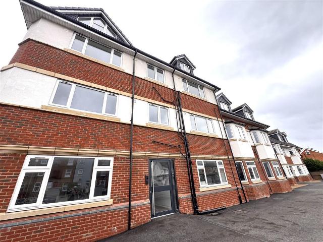 Basingstoke Road, Reading RG2, 2 bed flat to rent, £1,450 pcm | PrimeLocation