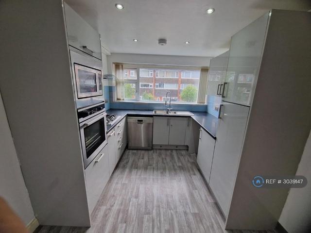 Baslow Drive, Cheadle, SK8 4 bed terraced house to rent £1,700 pcm £392 pw