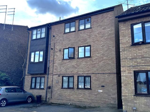 Bassett Road, Leighton Buzzard LU7, 2 bed flat to rent, £1,200 pcm | PrimeLocation