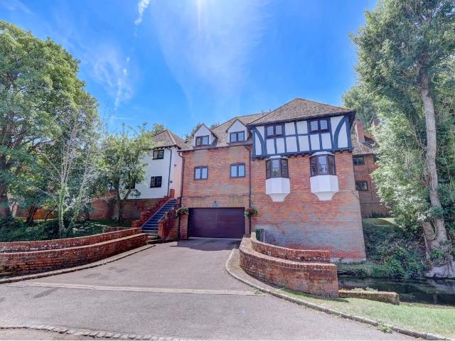 Bassetsbury Lane, High Wycombe, Buckinghamshire HP11, 2 bed flat to rent, £1,300 pcm | PrimeLocation