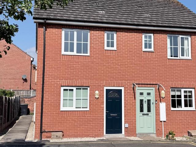 Basson Court, Evesham WR11 2 bed semi detached house to rent £925 pcm £213 pw