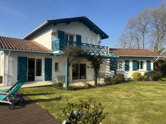 Bassussarry Maison familiale avec piscine aux portes de Biarritz