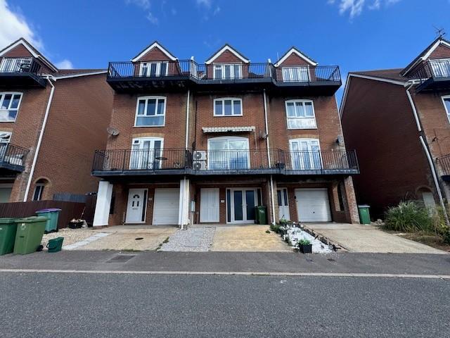 Battery Point, HYTHE, CT21 4 bed house to rent £1,900 pcm £438 pw