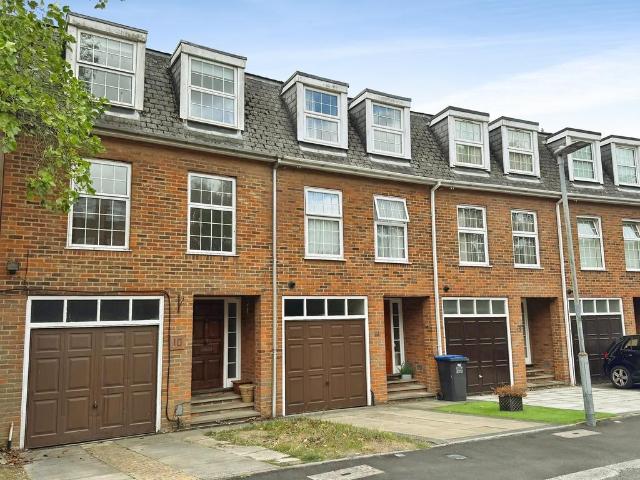 Batterdale, Hatfield, AL9 4 bed terraced house to rent £2,200 pcm £508 pw