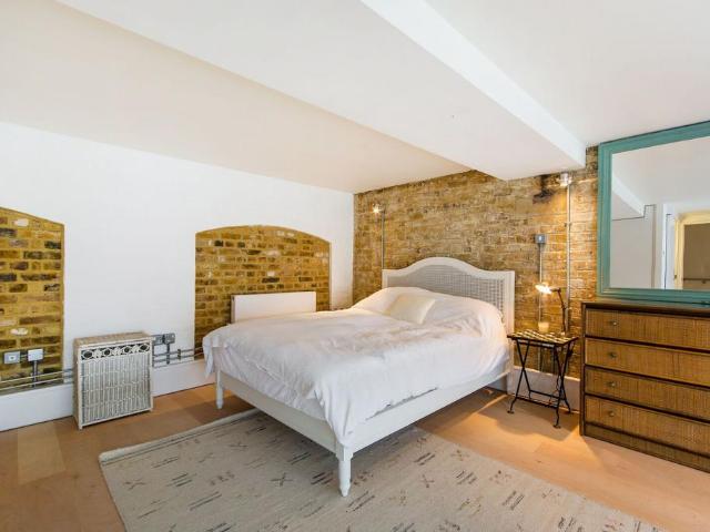 Battersea Park Road, Battersea. 2 bed flat to rent £3,500 pcm £808 pw