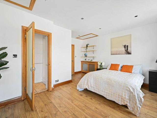 Battersea Park Road, Battersea, London SW11, 3 bed flat to rent, £3,800 pcm | PrimeLocation