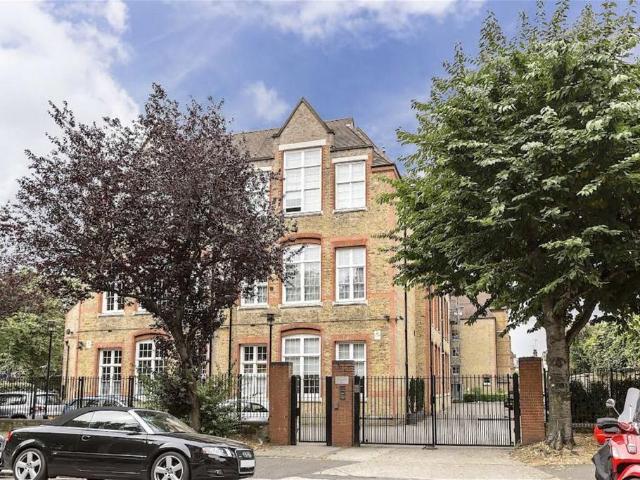 Battersea Park Road, London SW11 3 bed flat to rent £5,500 pcm £1,269 pw