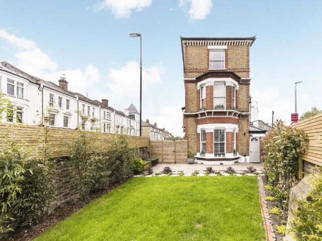 Battersea Rise, Battersea SW11, Studio to rent, £1,850 pcm | PrimeLocation