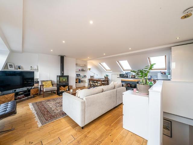 Battersea Rise London SW11 3 bed flat to rent £3,800 pcm £877 pw