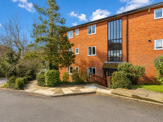 Battlefield Road, Hertfordshire AL1 2 bed apartment to rent £1,850 pcm £427 pw