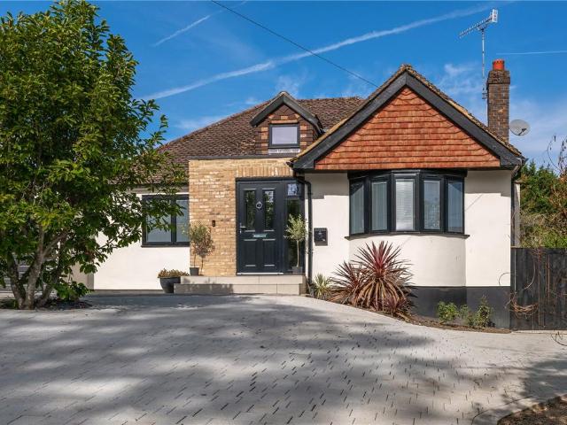 Batts Hill, Reigate 3 bed detached bungalow to rent £3,700 pcm £854 pw