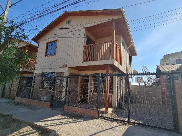BATUCO: ARRIENDO EXCELENTE CASA 2 PISOS, MUY CENTRAL