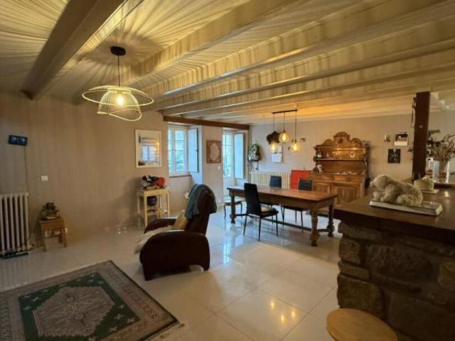 BATZ SUR MER GRANDE MAISON CHARME DE L'ANCIEN AVEC GARAGE ET JARDIN BEAUCOUP DE CHARME POSSIBILE RENTABILITE SAISONNIERE