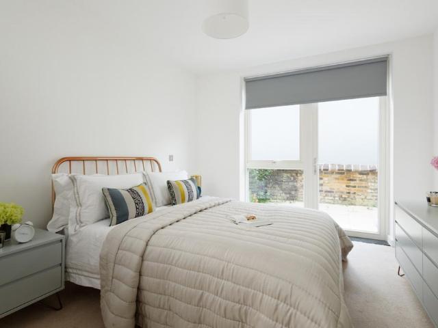 Batavia Road London SE14 2 bed apartment to rent £2,225 pcm £513 pw