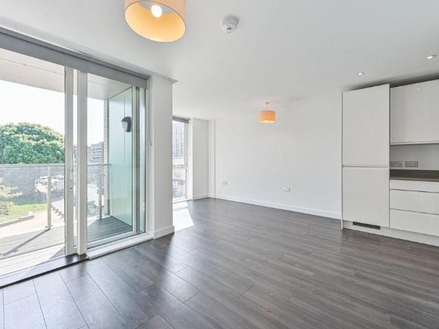 Batavia Road, New Cross, London, SE14 2 bed flat to rent £2,150 pcm £496 pw