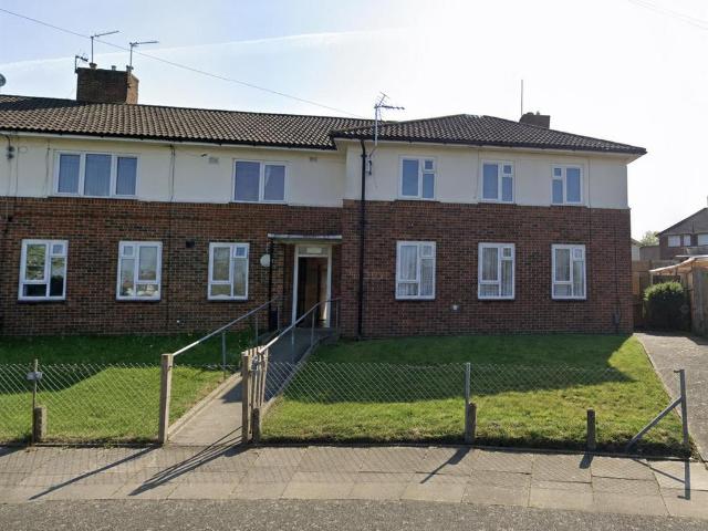 Batchwood Green, Orpington 2 bed flat to rent £1,695 pcm £391 pw