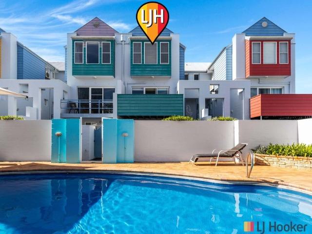 Batemans Bay. Executive Townhouse in a Prestigious Waterfront Precinct !