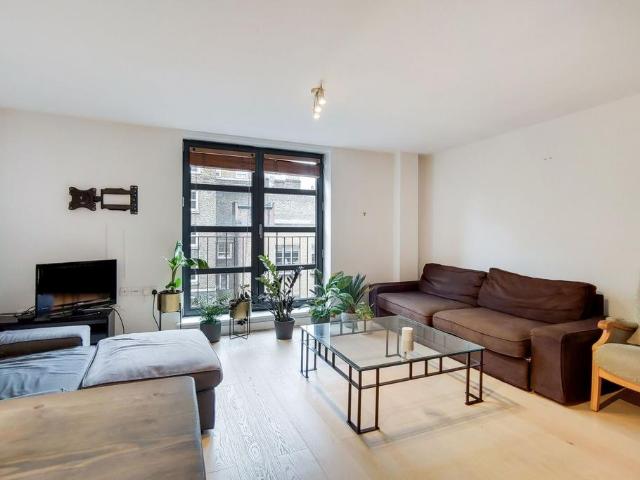 Batemans Row, EC2A, Shoreditch. 3 bed flat to rent £3,900 pcm £900 pw