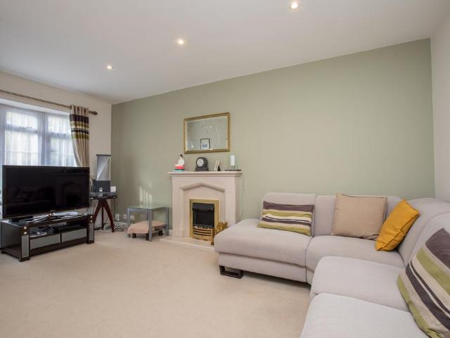 Bates Walk, Addlestone KT15 3 bed end of terrace house to rent £2,300 pcm £531 pw