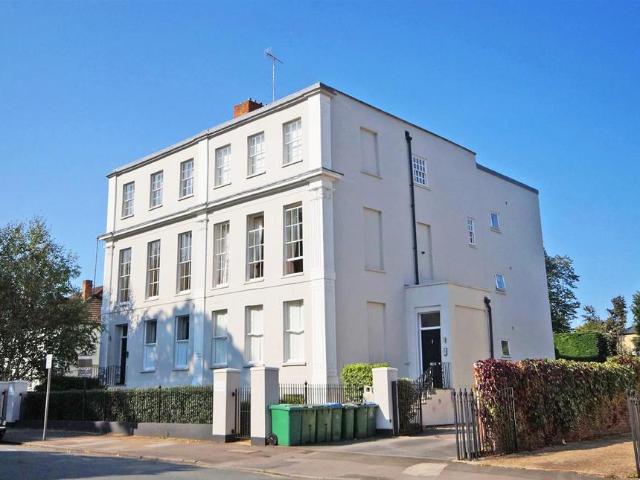 Bath Road, Cheltenham, GL53 2 bed flat to rent £1,695 pcm £391 pw