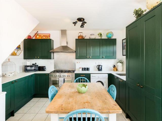 Bath Road, Cheltenham GL53 2 bed flat to rent £1,600 pcm £369 pw