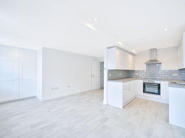 Bath Road, Cranford, Hounslow TW5, Studio to rent, £1,150 pcm | PrimeLocation