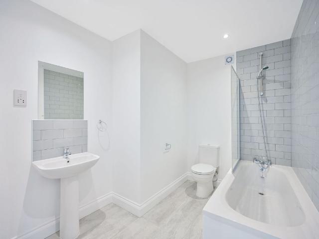 Bath Road, Cranford, Hounslow TW5, 2 bed flat to rent, £1,800 pcm | PrimeLocation