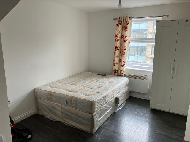 Bath Road, Hounslow TW4, Studio to rent, £850 pcm | PrimeLocation