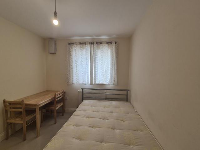 Bath Road, Hounslow TW5 1 bed flat to rent £1,400 pcm £323 pw
