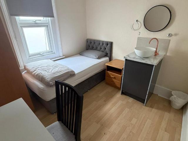 Bath Road, Hounslow, TW3 10 bed flat to rent £1,225 pcm £283 pw