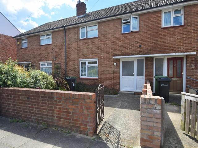 Bath Road, Hampshire PO4 3 bed terraced house to rent £1,400 pcm £323 pw