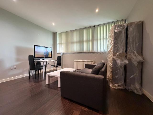 Bath Road, Heathrow UB3, 2 bed flat to rent, £1,800 pcm | PrimeLocation