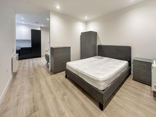 Bath Road, Slough, Berkshire, SL1 1 bed apartment to rent £1,250 pcm £288 pw