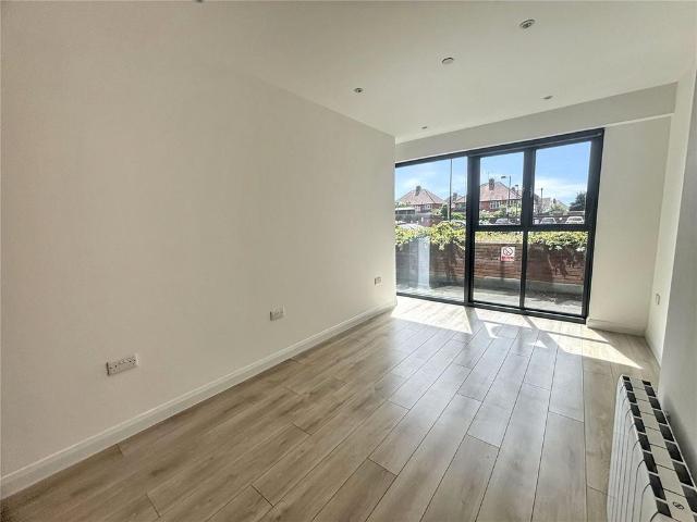 Bath Road, Slough, Berkshire, SL1 1 bed apartment to rent £1,325 pcm £306 pw