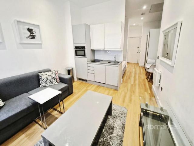 Bath Road, Slough, Berkshire, SL1 1 bed flat to rent £1,050 pcm £242 pw