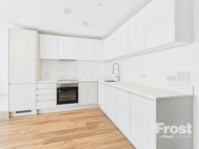 Bath Road, Slough, Berkshire, SL1 2 bed apartment to rent £1,675 pcm £387 pw