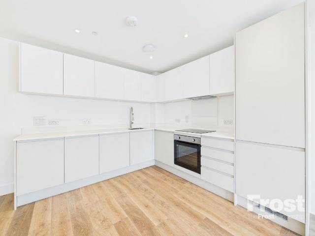 Bath Road, Slough, Berkshire SL1, 2 bed flat to rent, £1,700 pcm | PrimeLocation