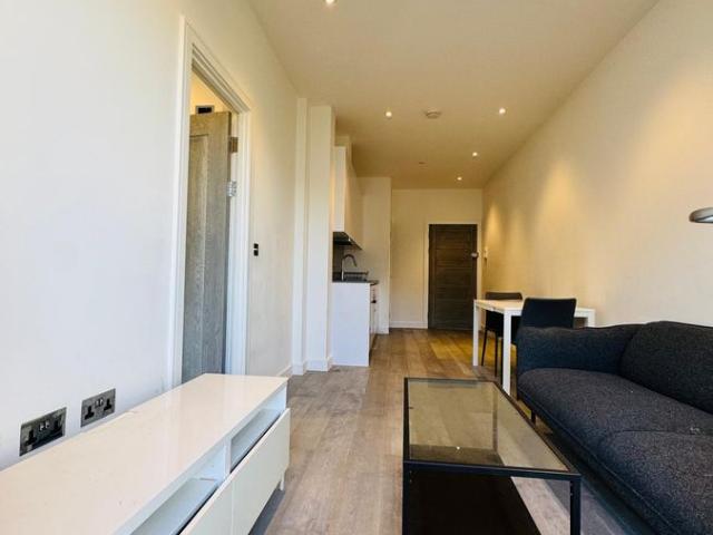 Bath Road, Slough SL1, 1 bed flat to rent, £1,195 pcm | PrimeLocation