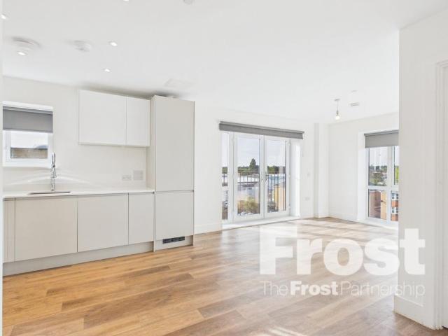Bath Road, Slough, SL1 2 bed apartment to rent £1,775 pcm £410 pw