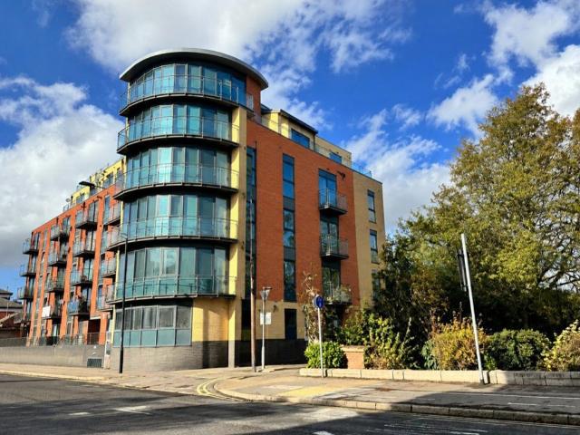 Bath Road, Slough SL1, 2 bed flat to rent, £1,495 pcm | PrimeLocation