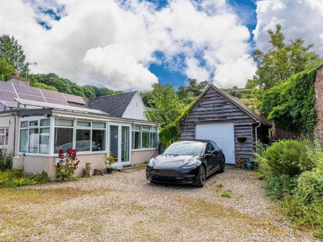 Bath Road, Woodchester 1 bed semi detached bungalow to rent £900 pcm £208 pw