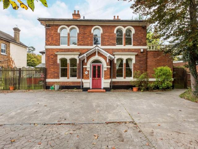 Bath Road Taplow SL6 5 bed detached house to rent £3,250 pcm £750 pw
